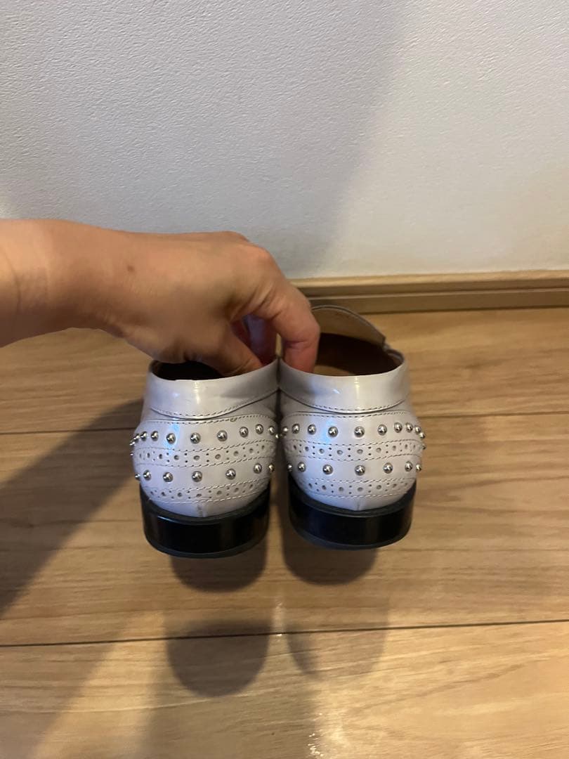 スタッズ付きレザー ローファー ライトグレー