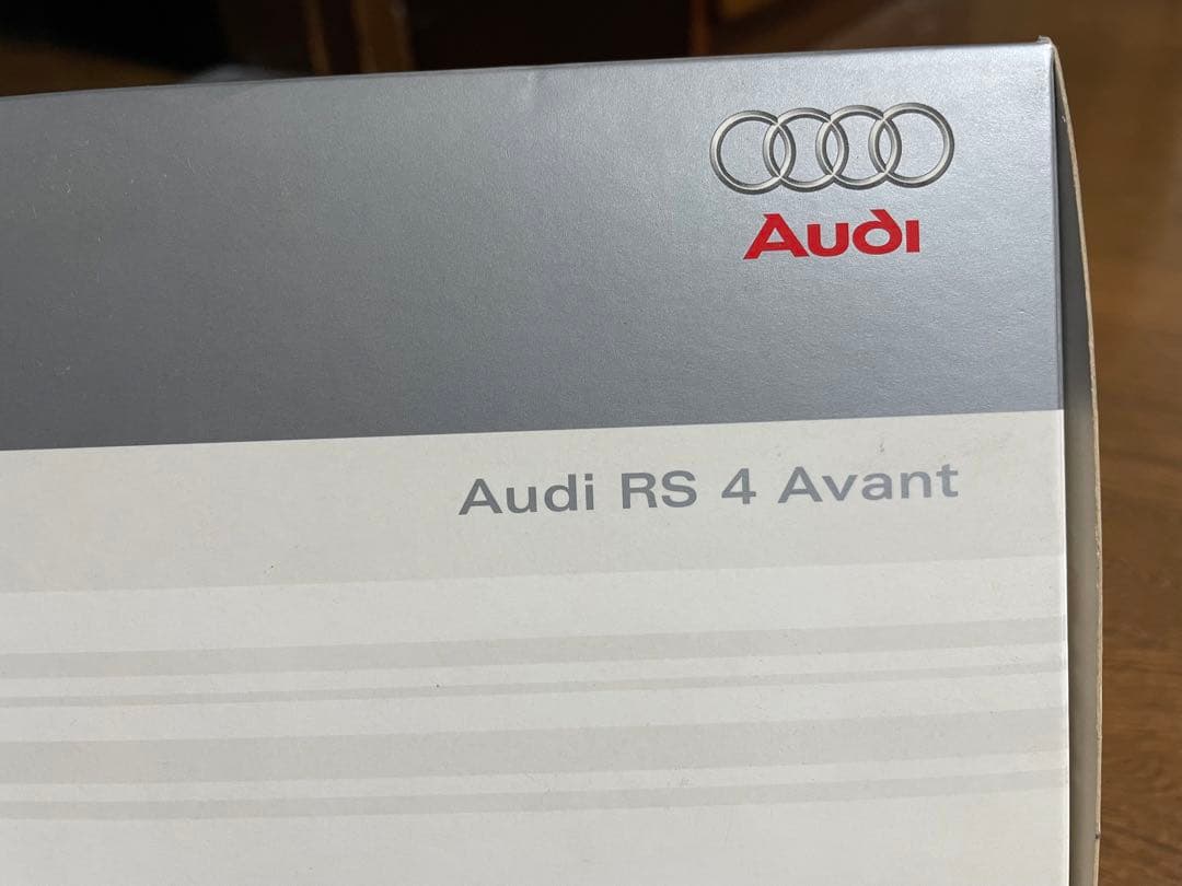 アウディ純正　RS4アバント　B7型シルバー　1/18