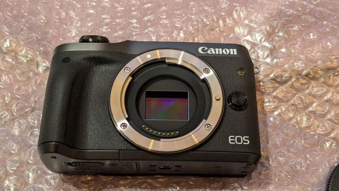 未使用　Canon EOS M6 ダブルズームレンズキット キャノン