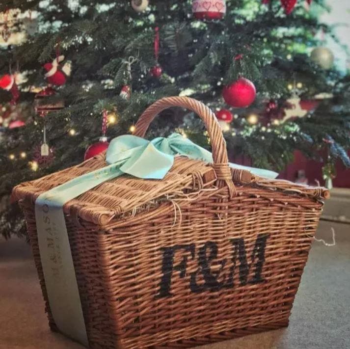 さ*ん様 新登場!!蓋にバックルが!冒険にリビングにウイッカーバスケット屋根上開