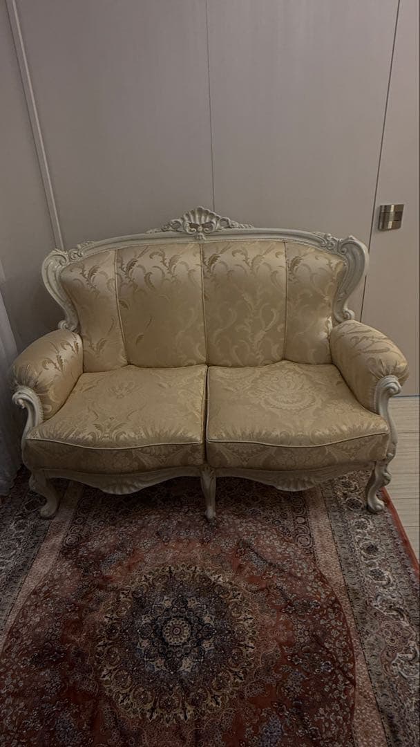 クラシックスタイル クリーム色ソファ