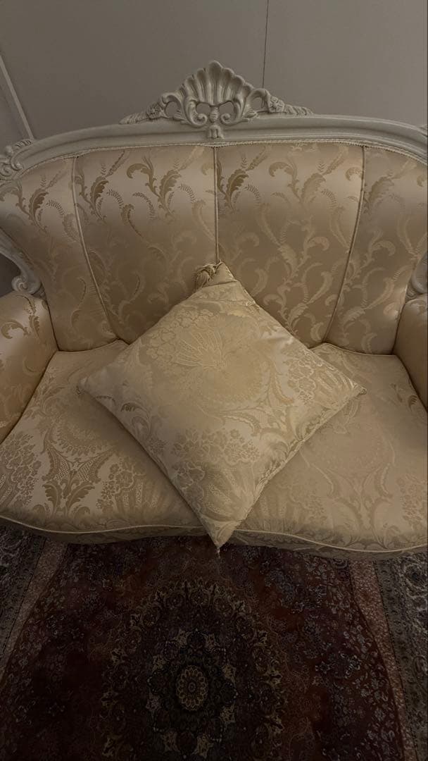 クラシックスタイル クリーム色ソファ