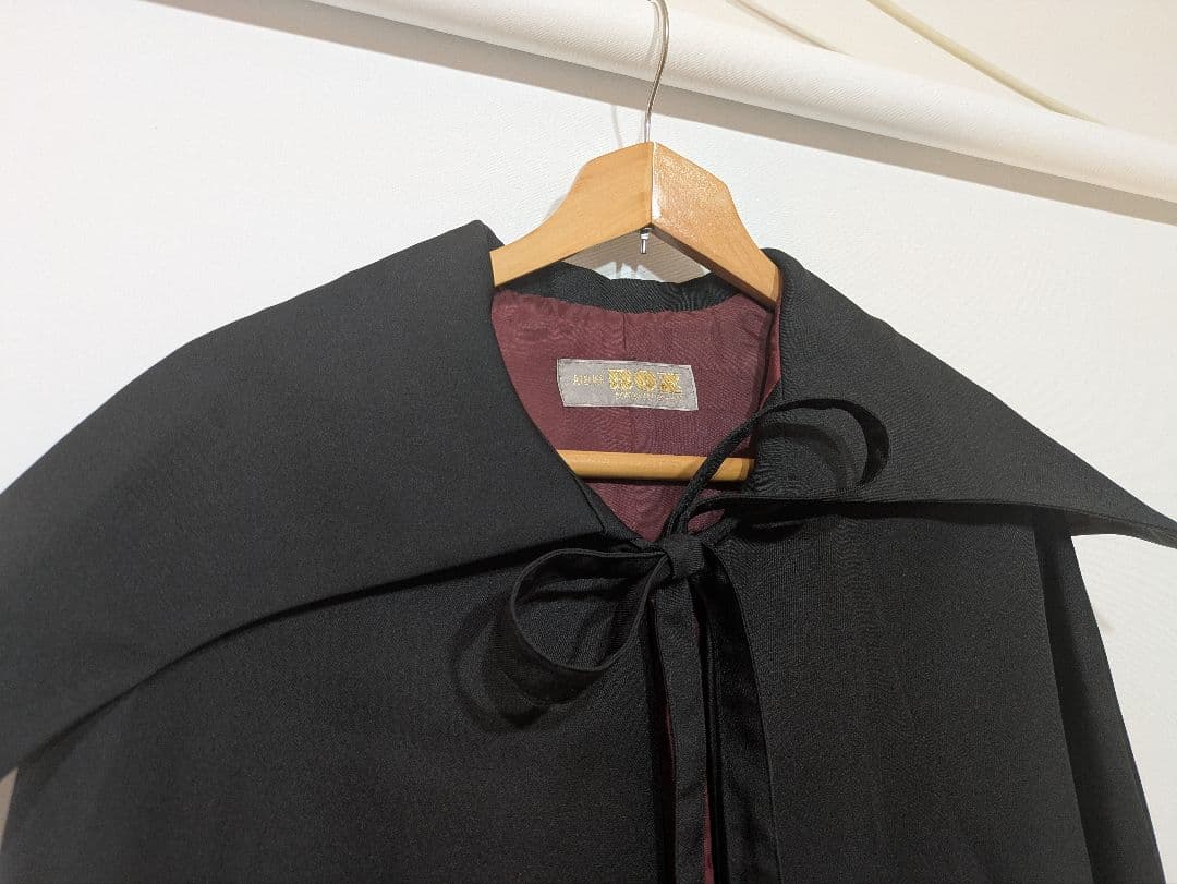 アトリエボズ コウモリ襟ロングマント 内側ボルドー リボン付き