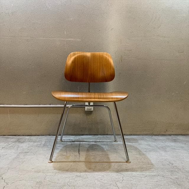 ハーマンミラーのイームズプライウッドダイニングチェア（DCM）②