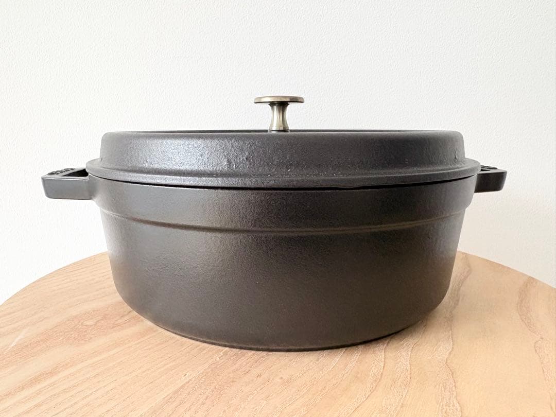 美品　staub ココットラウンドシャロー黒 両手鍋 26cm 箱付き