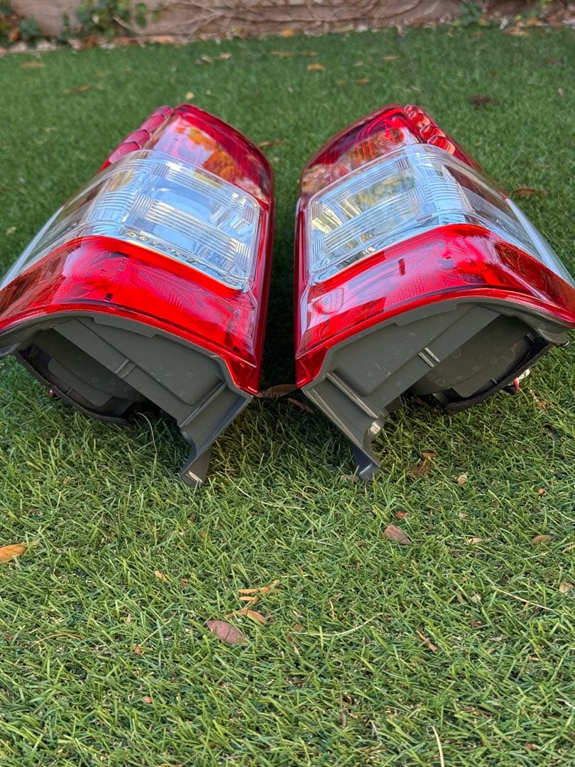 k*a様 トヨタ 200系ハイエース純正テールランプ左右セット