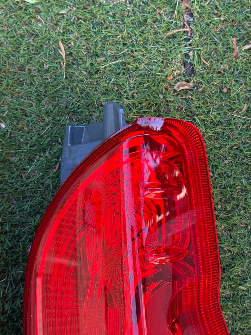 k*a様 トヨタ 200系ハイエース純正テールランプ左右セット