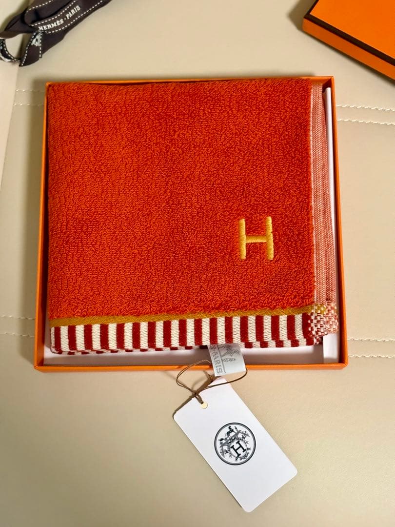 【新品タグ付き】 HERMES カレ・タオル 《ヴィス・ヴェルサ》