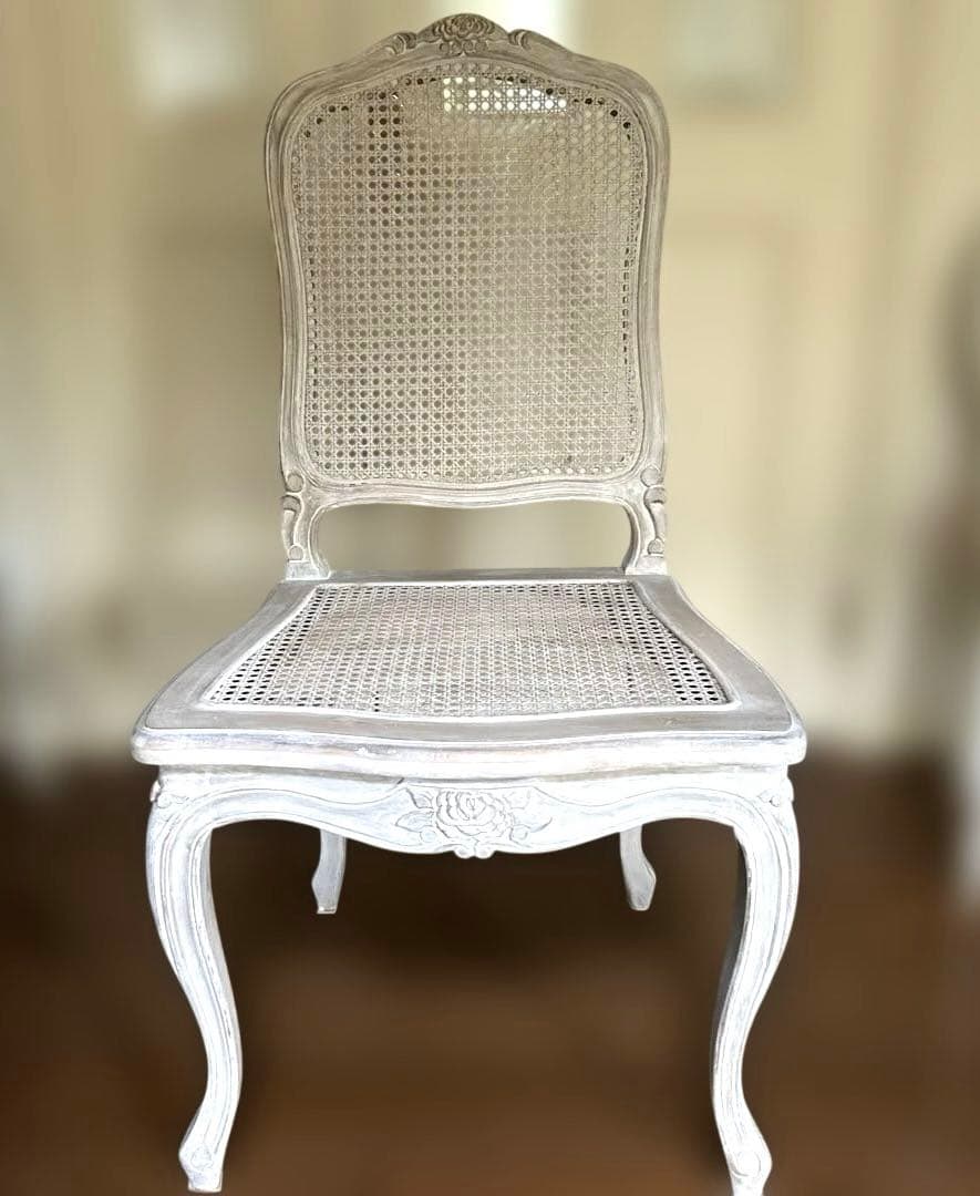 バラのレリーフ　フランスアンティーク調ラタンホワイトチェア　シャビーシック　猫足