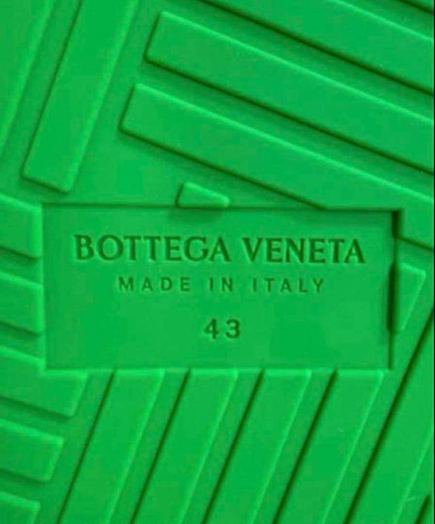 週末セール新品未使用BOTTEGA VENETAラバーサンダル　28cm