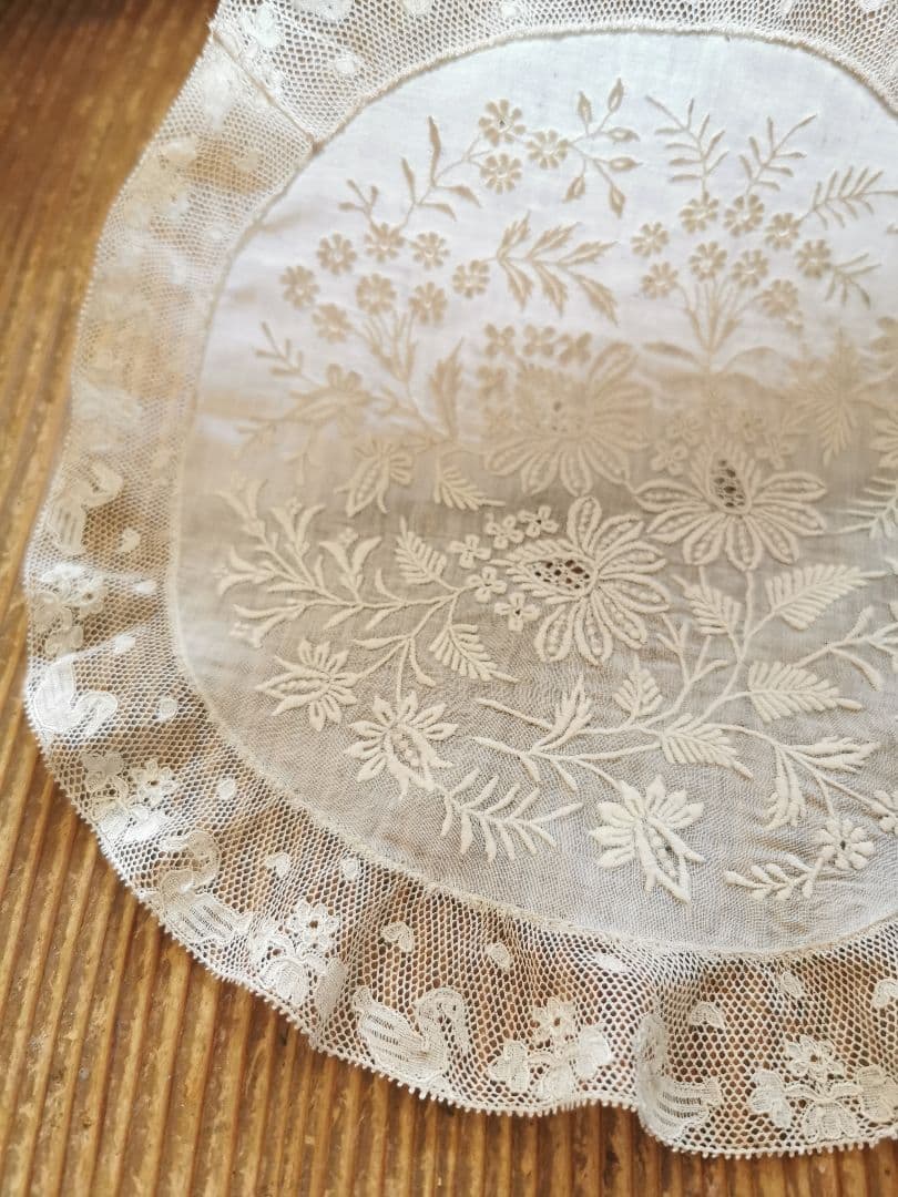 アンティーク ノルマンディーレースドイリー 白鳥と花と花びらの美しいアランソン