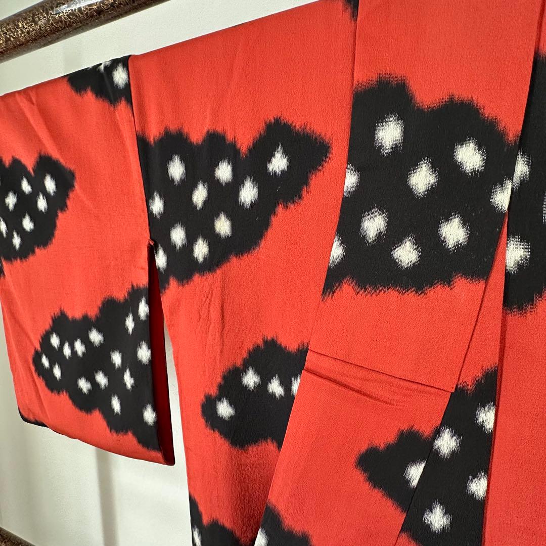 超美品　正絹　袷　着物　和装　お召　158　アンティーク　赤　黒　個性的　雲柄