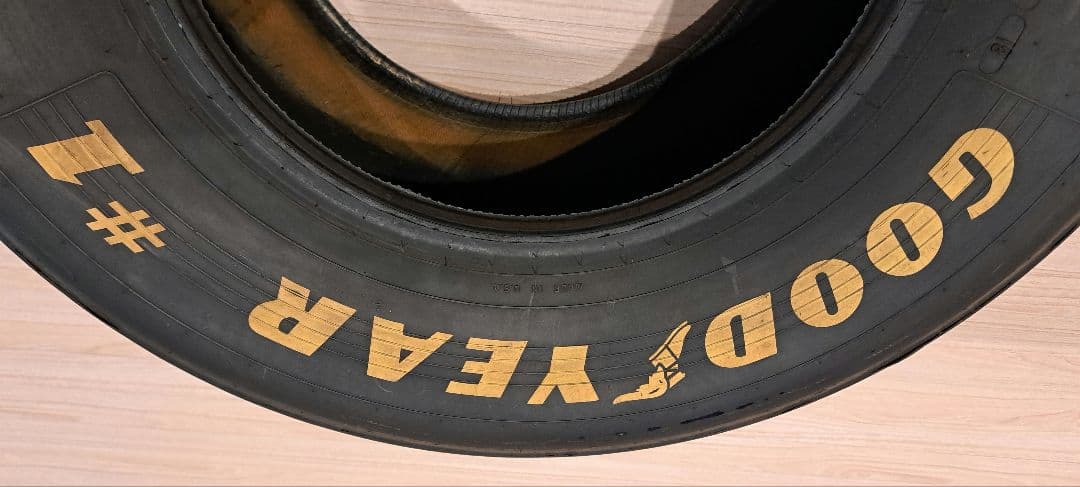 グッドイヤー レーシングタイヤ・ガラステーブル