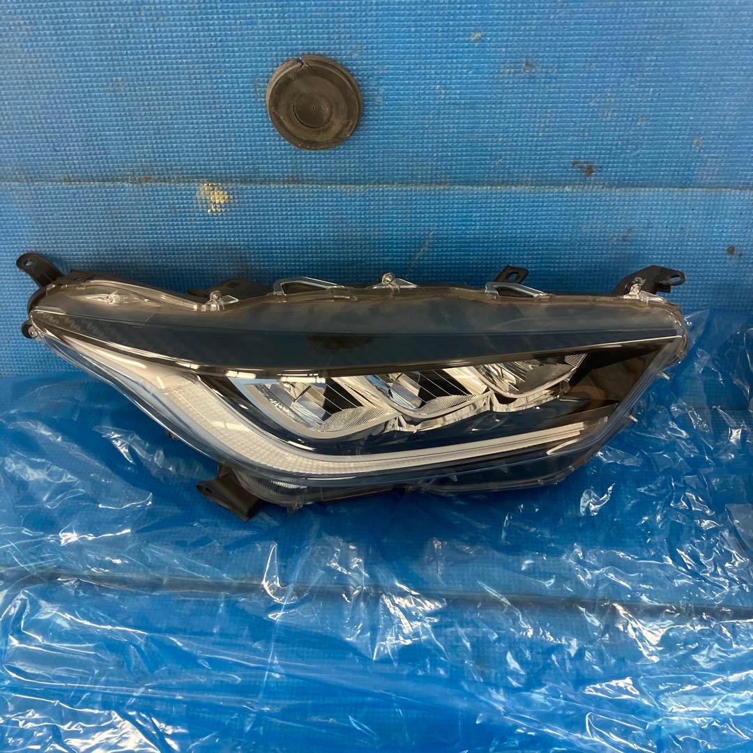 ヤリス　LED ヘッドライト　左右