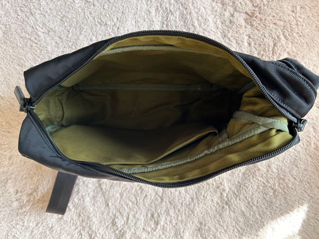 アルティザン&アーティスト　 ボディバック型カメラバッグ