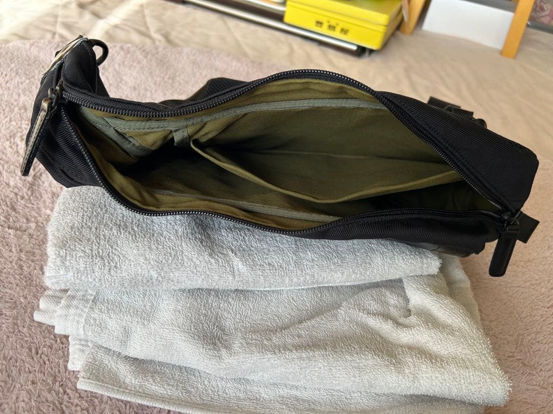 アルティザン&アーティスト　 ボディバック型カメラバッグ