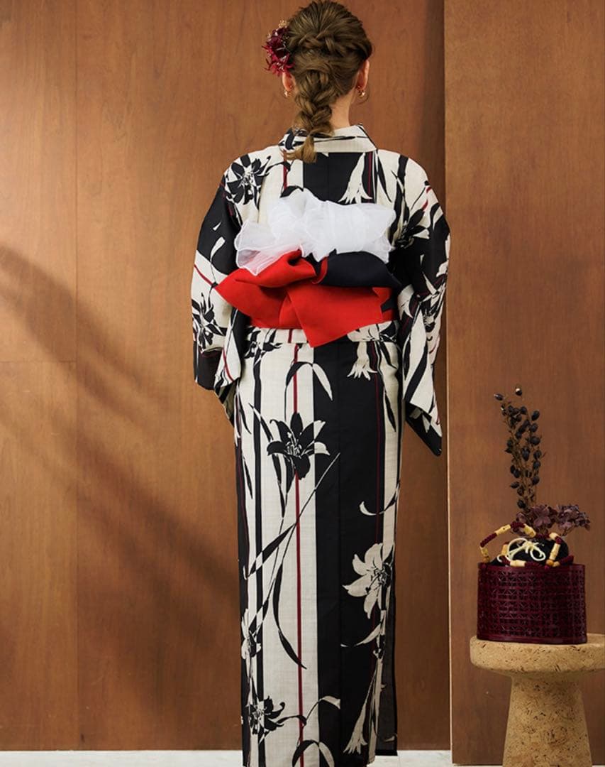 新品未使用　ストライプ×百合レトロモダン浴衣【浴衣３点セット浴衣/帯/下駄】