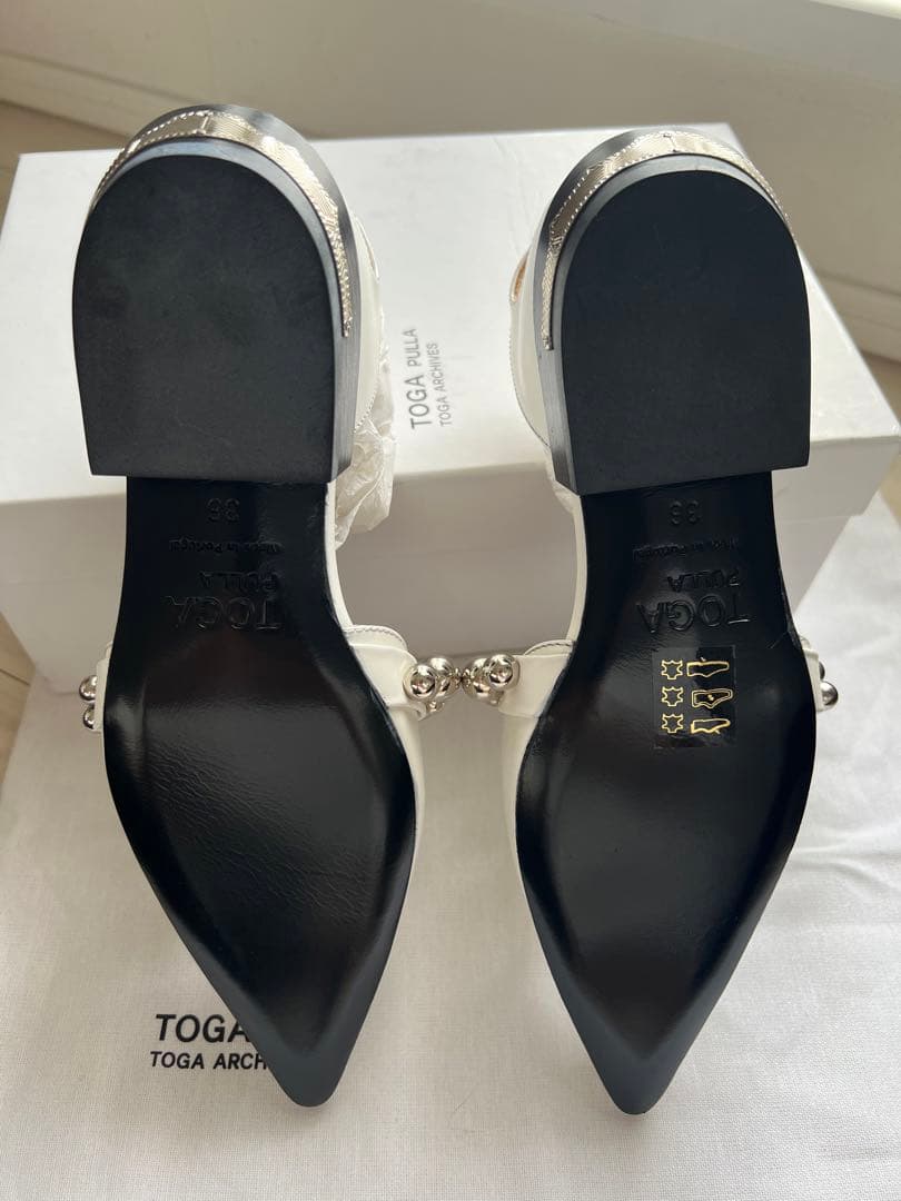 TOGA PULLA(トーガプルラ)メタルボール付フラットパンプス