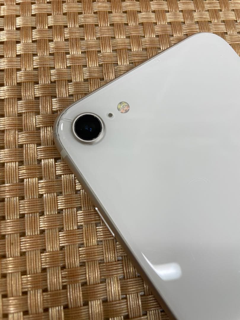 iPhone SE 第世代 64 GB スターライトSIMフリー【9734】