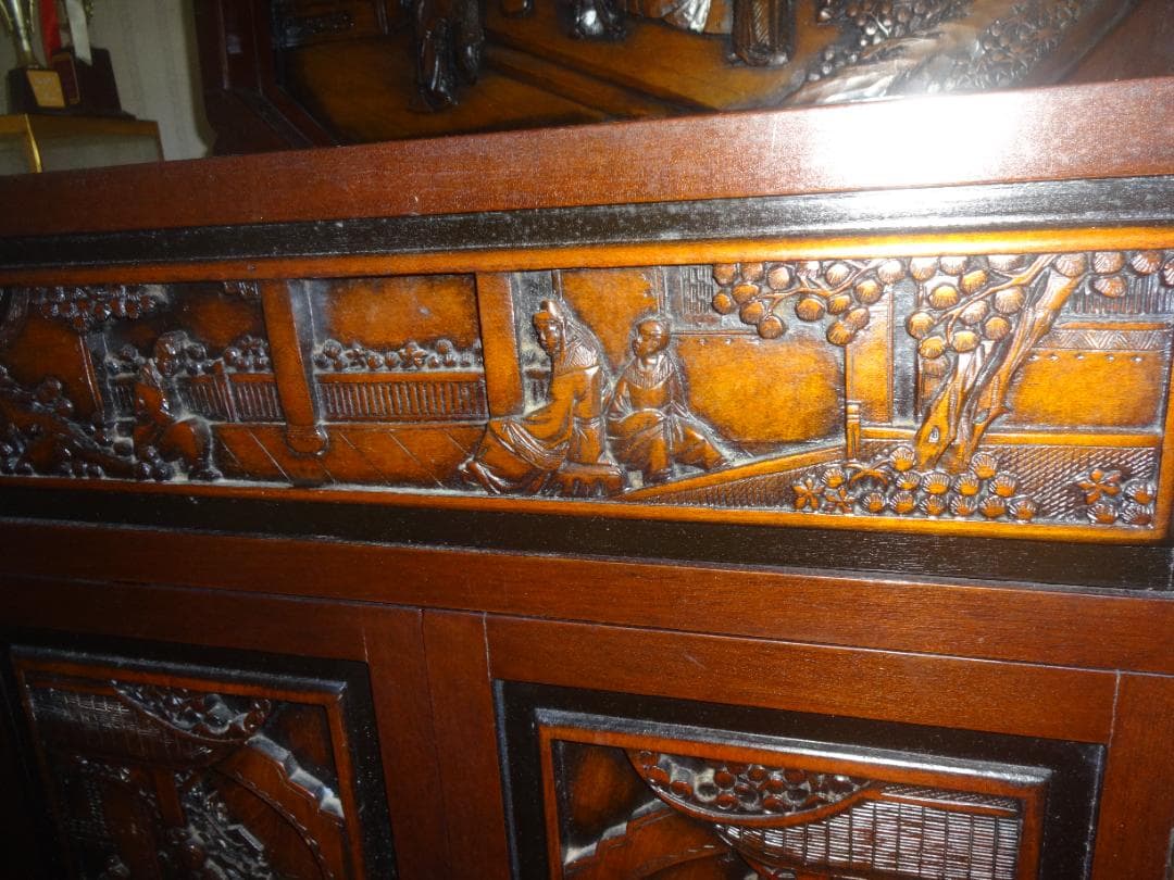 中国骨董 黒塗りキャビネット　＊豪華な木彫り