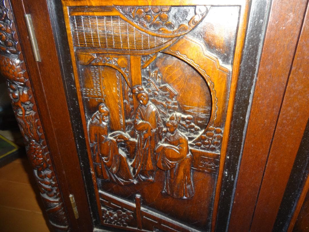 中国骨董 黒塗りキャビネット　＊豪華な木彫り