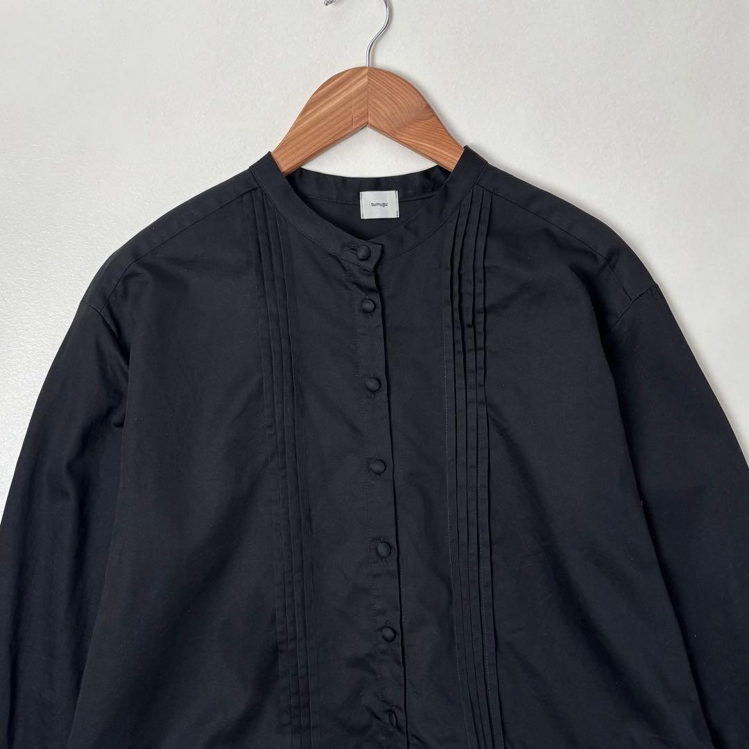 ツムグ　フロントタック裾プリーツコットンサテンブラウス 黒