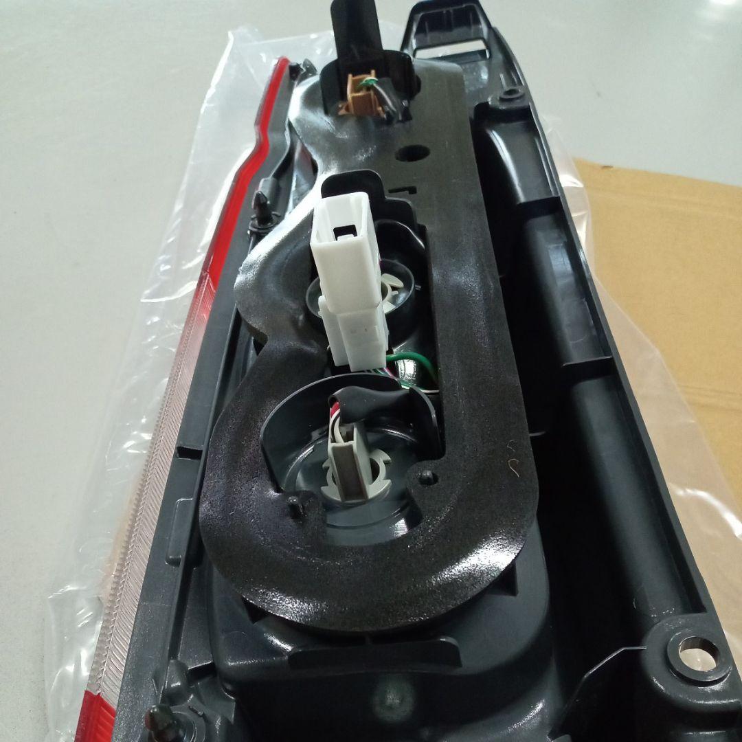【新車外し】【送料無料】トヨタ 200系ハイエース純正後期テールランプ 右側 ①