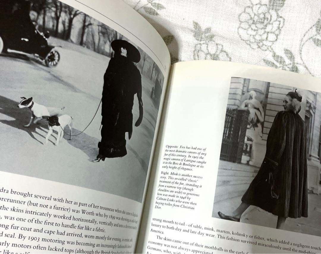 セール❣️　THE CHANGING WORLD OF FASHION【美術館図録