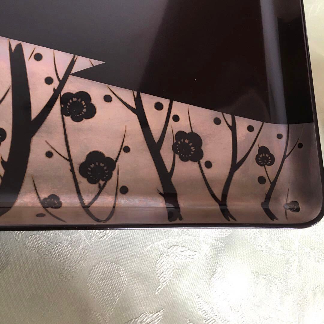 輪島塗本堅地漆器　梅蒔絵の四方脚付膳　同梅蒔絵　栗色蓋付椀　各一客セット