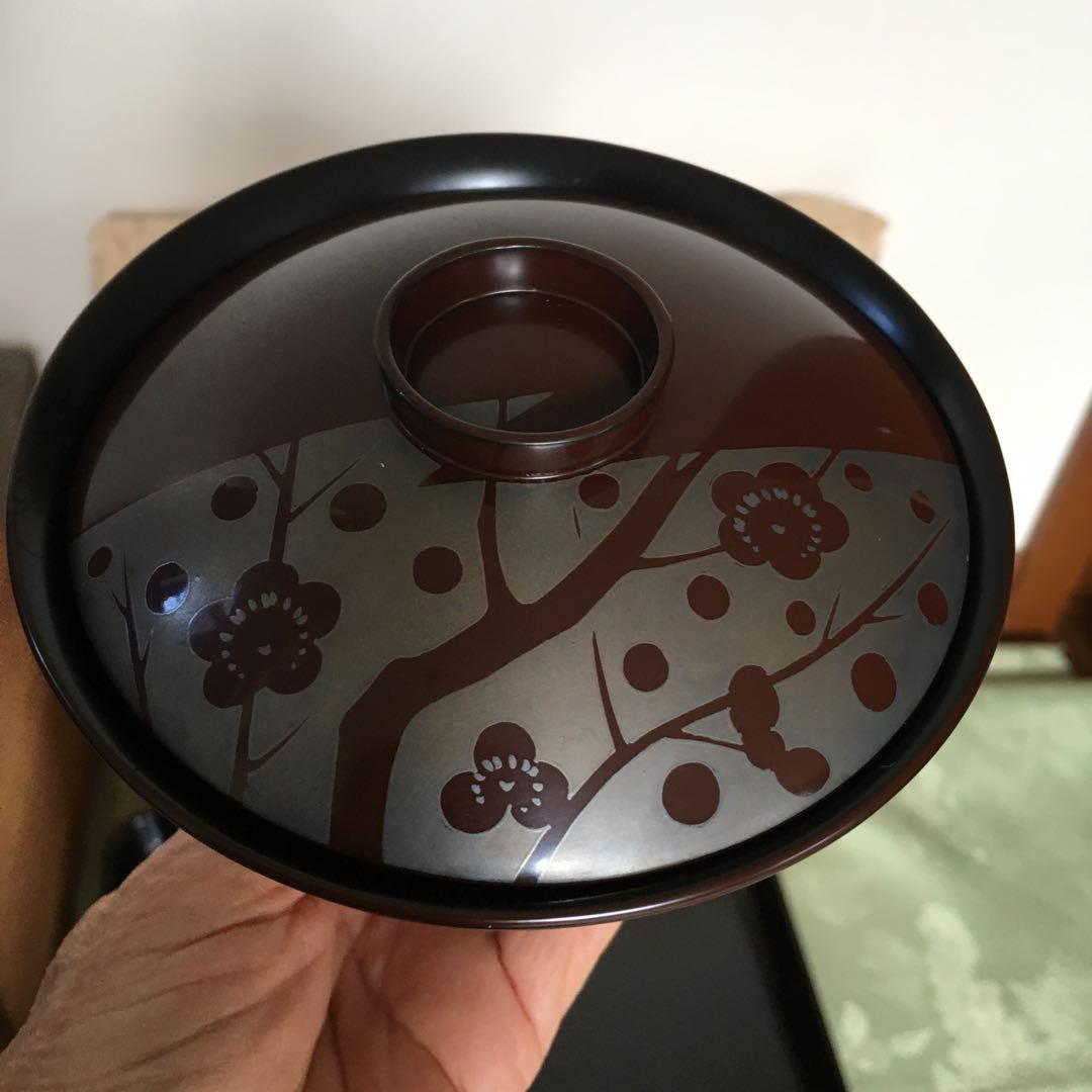 輪島塗本堅地漆器　梅蒔絵の四方脚付膳　同梅蒔絵　栗色蓋付椀　各一客セット