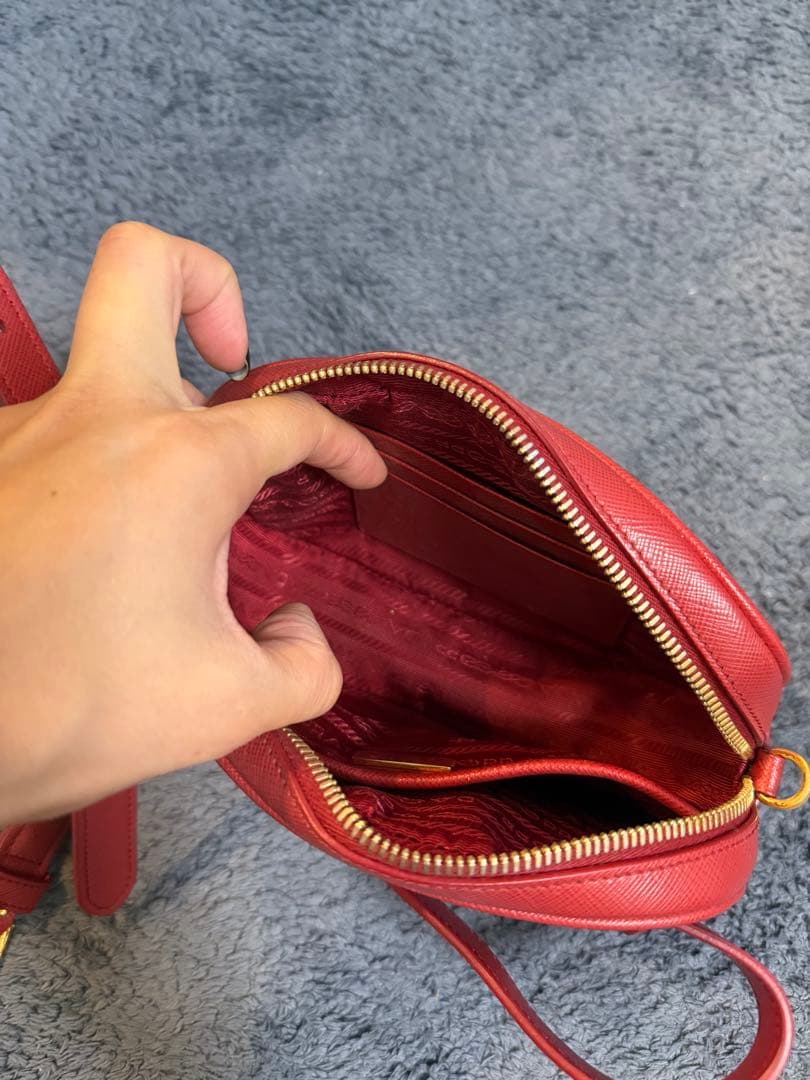 PRADA レッド ボディバッグ