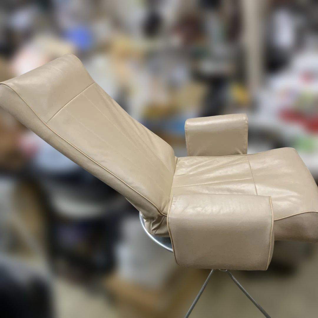 ベージュ アームレスト付き回転座椅子 リクライニング式