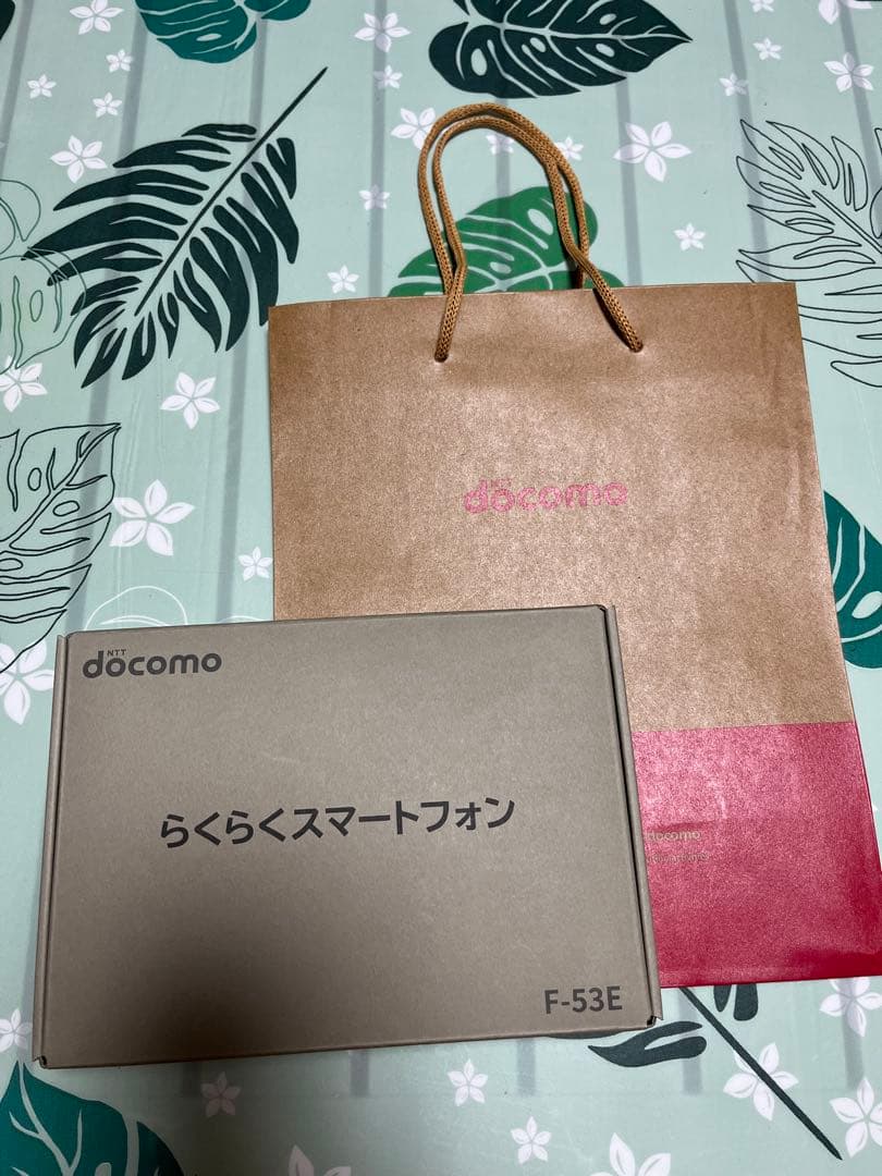 docomo らくらくスマートフォン F-53E ネイビー　ドコモ2/8購入新品