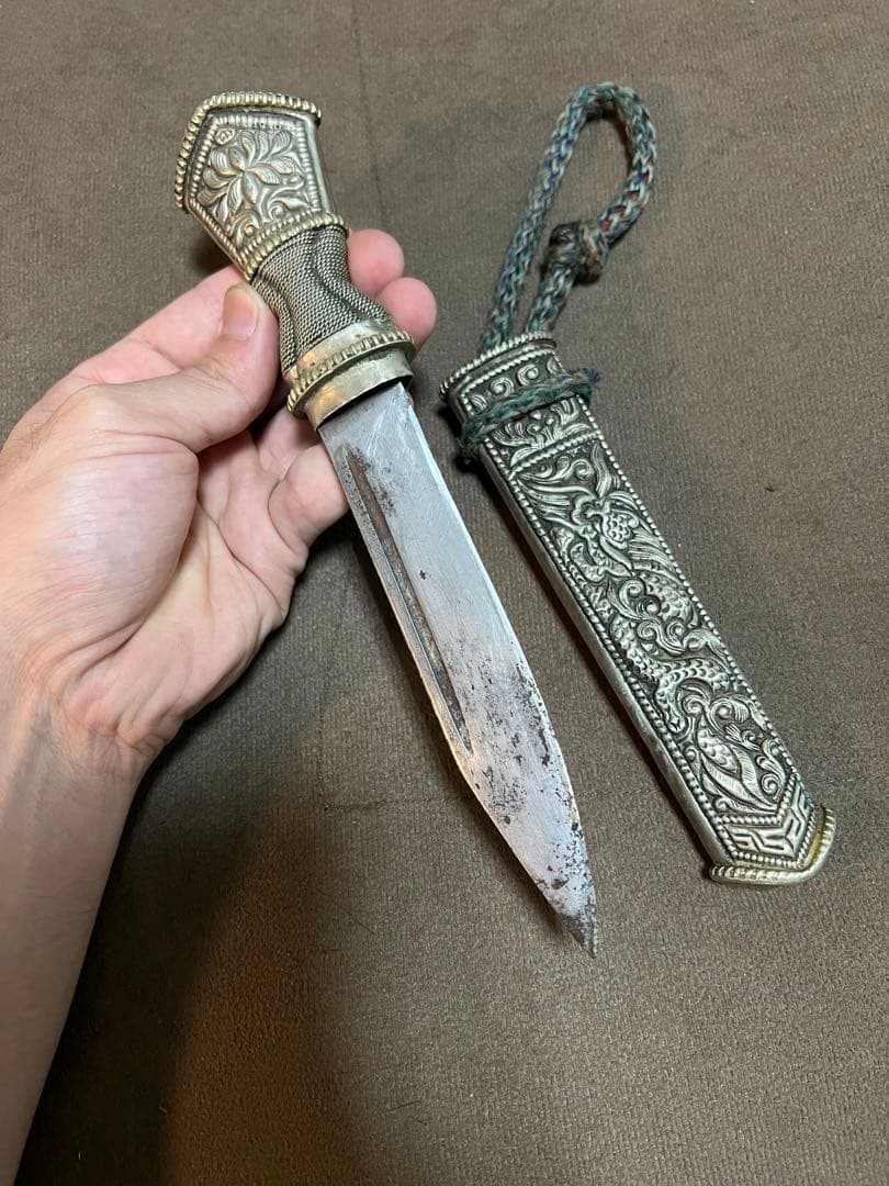 小山手作り包丁3本と模様入りのダガーナイフ1本のセットです。