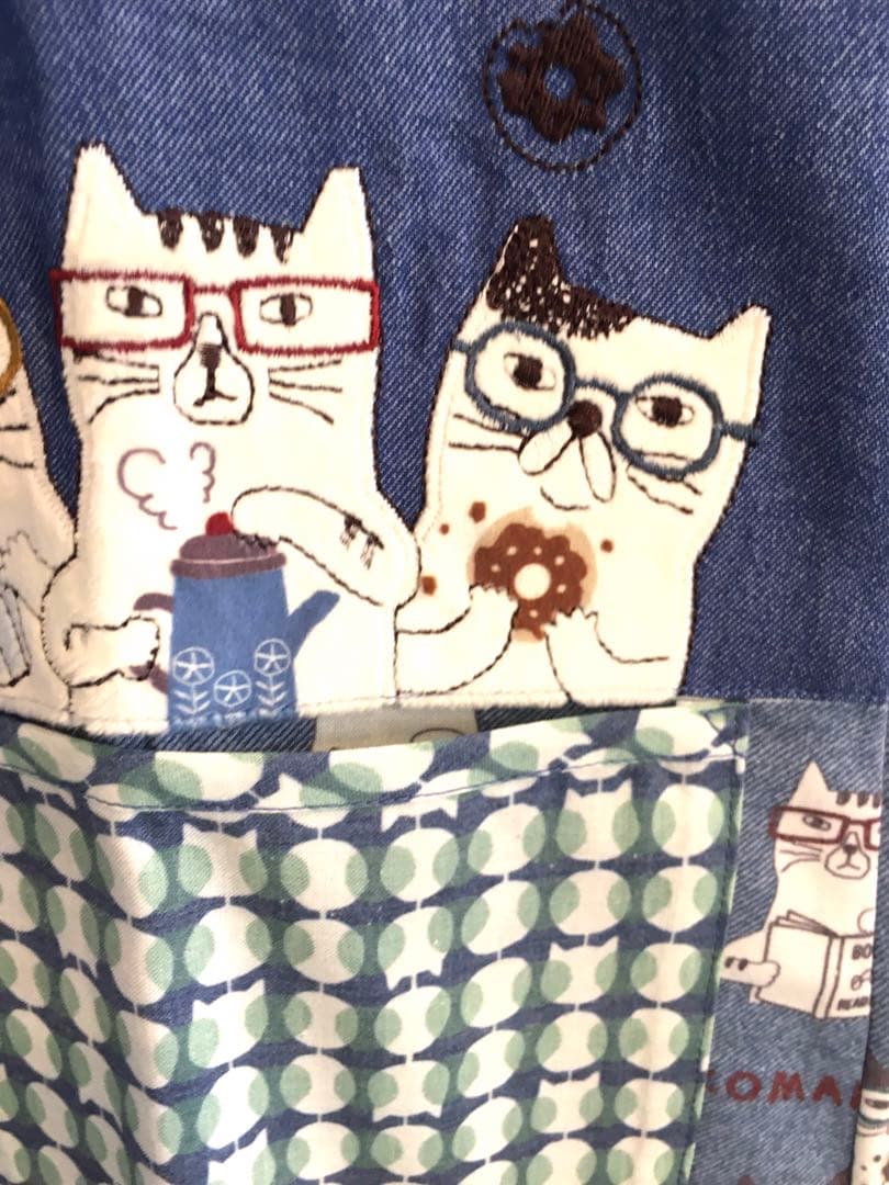 猫柄エプロン　保育士エプロン　春夏　ネコ　ねこ　猫　かわいい　おしゃれ　クスグル