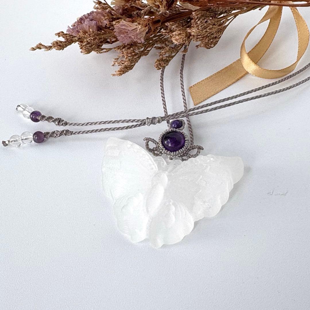 【個性的】蝶形セレナイト×アメジスト×チャロアイトのマクラメネックレス