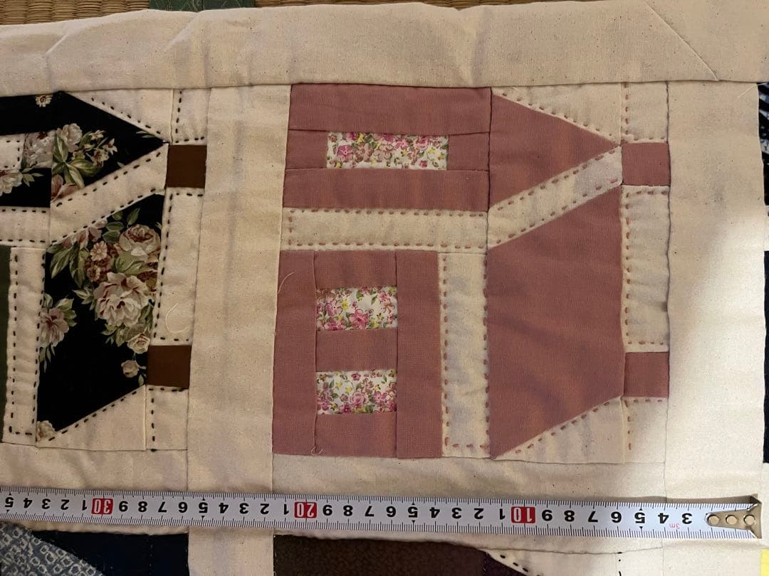 値下げ！手縫いパッチワーク　ハウス柄 ベッドカバー大サイズ200×113㎝