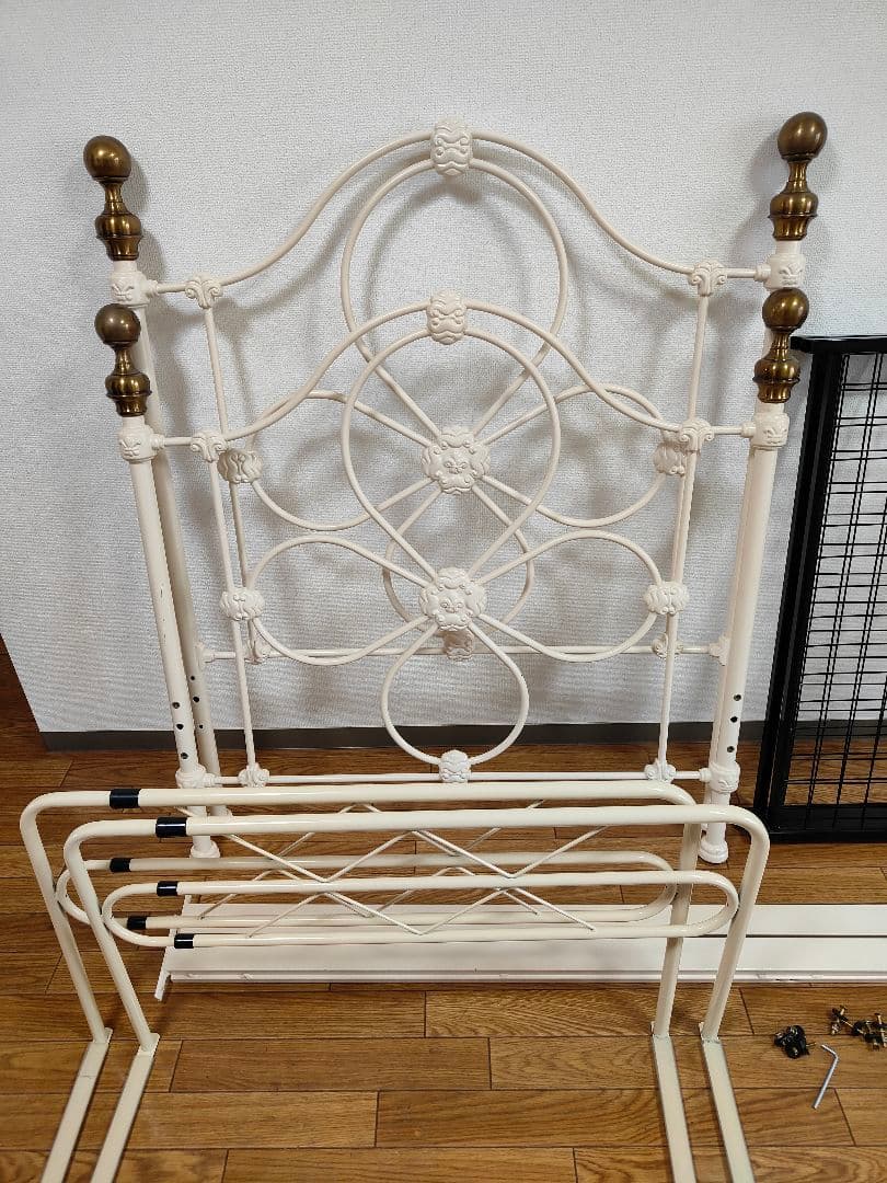 ローラアシュレイ　シングル　アイアン　ベッド　フレーム　ベッドガード付