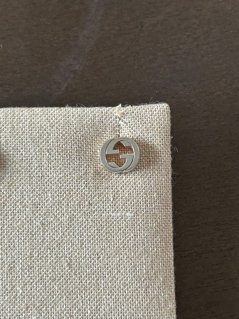 GUCCI シルバー ロゴスタッドピアス