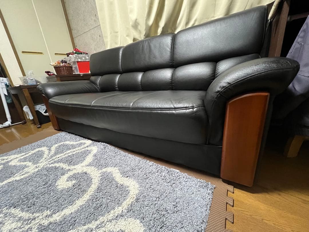 黒い合成皮革の2人掛けソファ