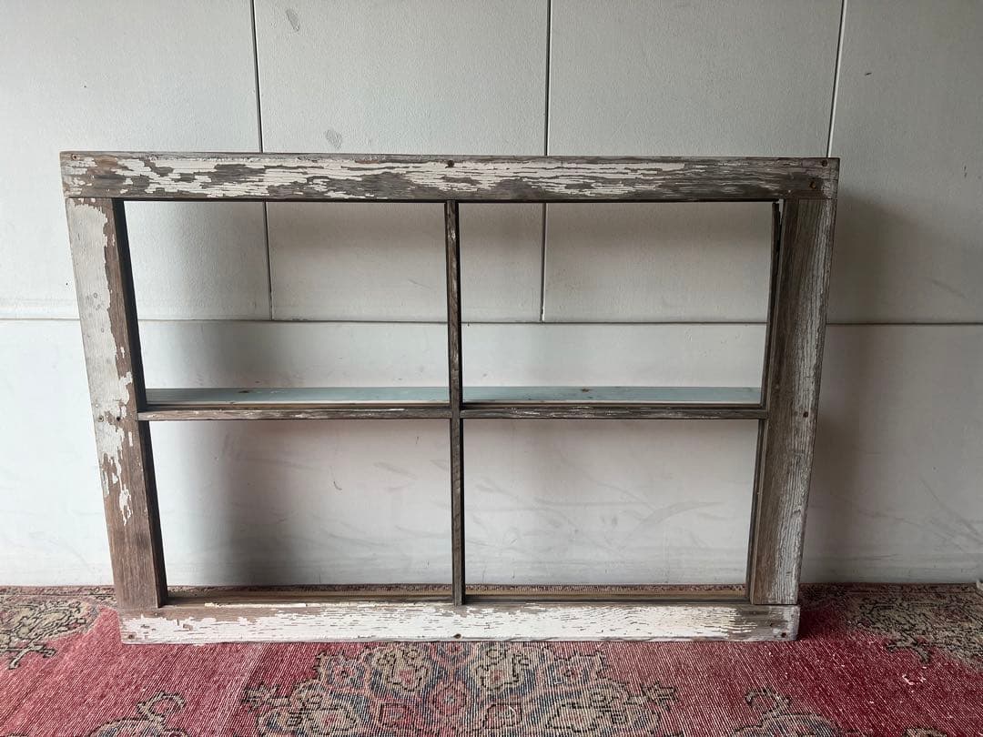 アンティークの木製窓枠の棚です。