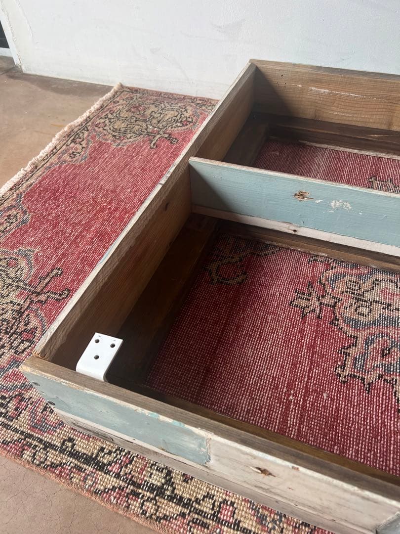 アンティークの木製窓枠の棚です。