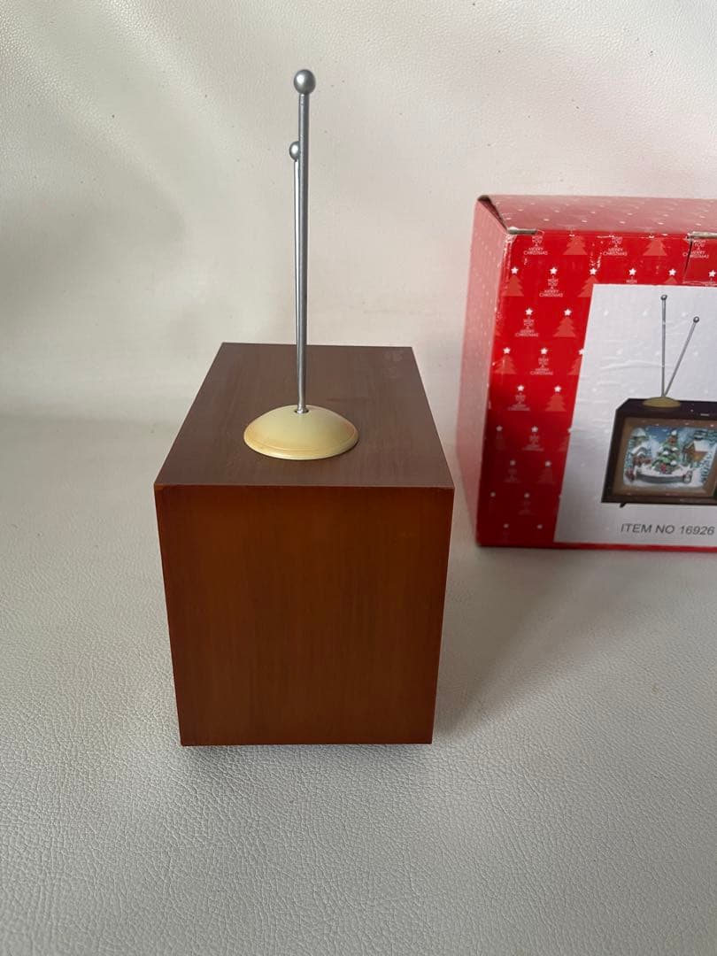 函館クリスマスファクトリー テレビ型 ミュージカル テレビ ソリで遊ぶ子供たち