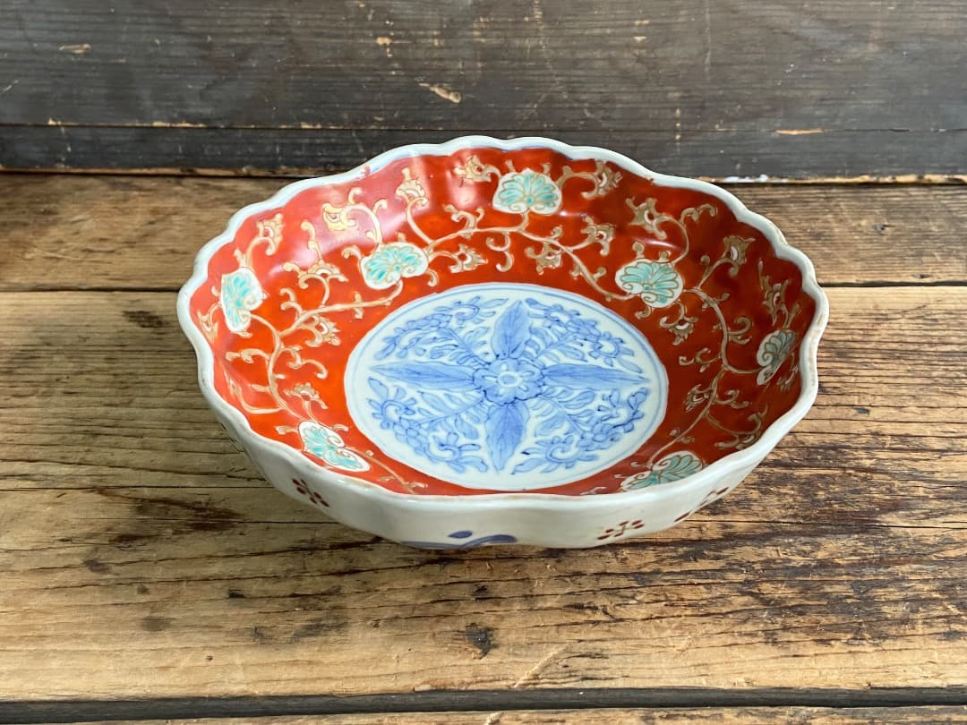 みぃちゃん様リクエスト 古伊万里 赤絵金彩オランダ唐草クルス文輪花皿 3客/染錦