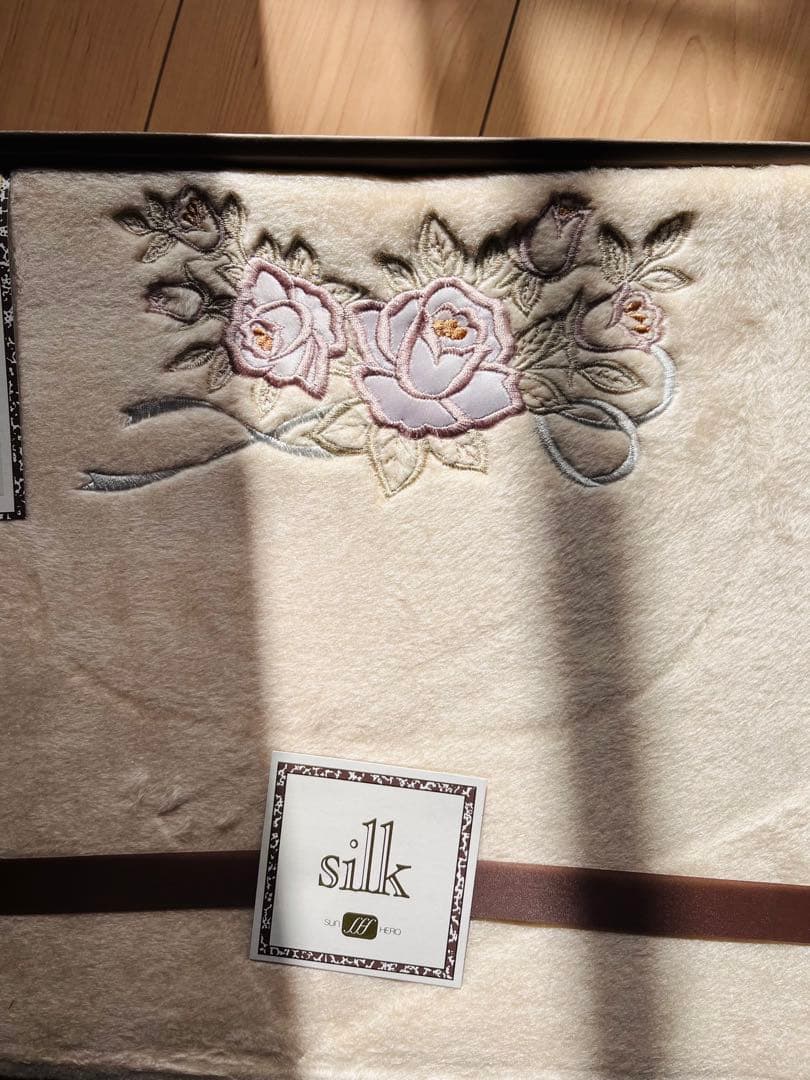 日本製 SUN・HERO シルク毛布 絹100％ 約1.4kg 未使用花刺繍