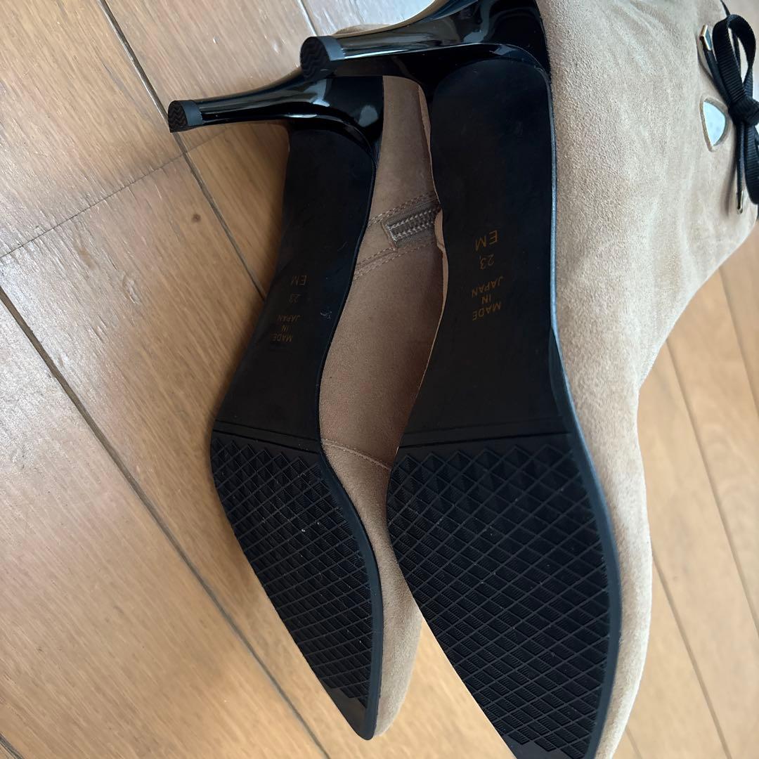 ダイアナ　ベージュ ポインテッドトゥ ブーティ