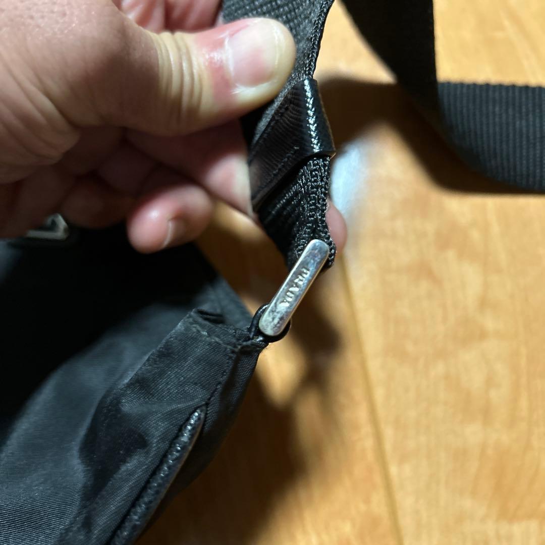 プラダ　ナイロン　斜めがけ　マチなし　ショルダーバッグ