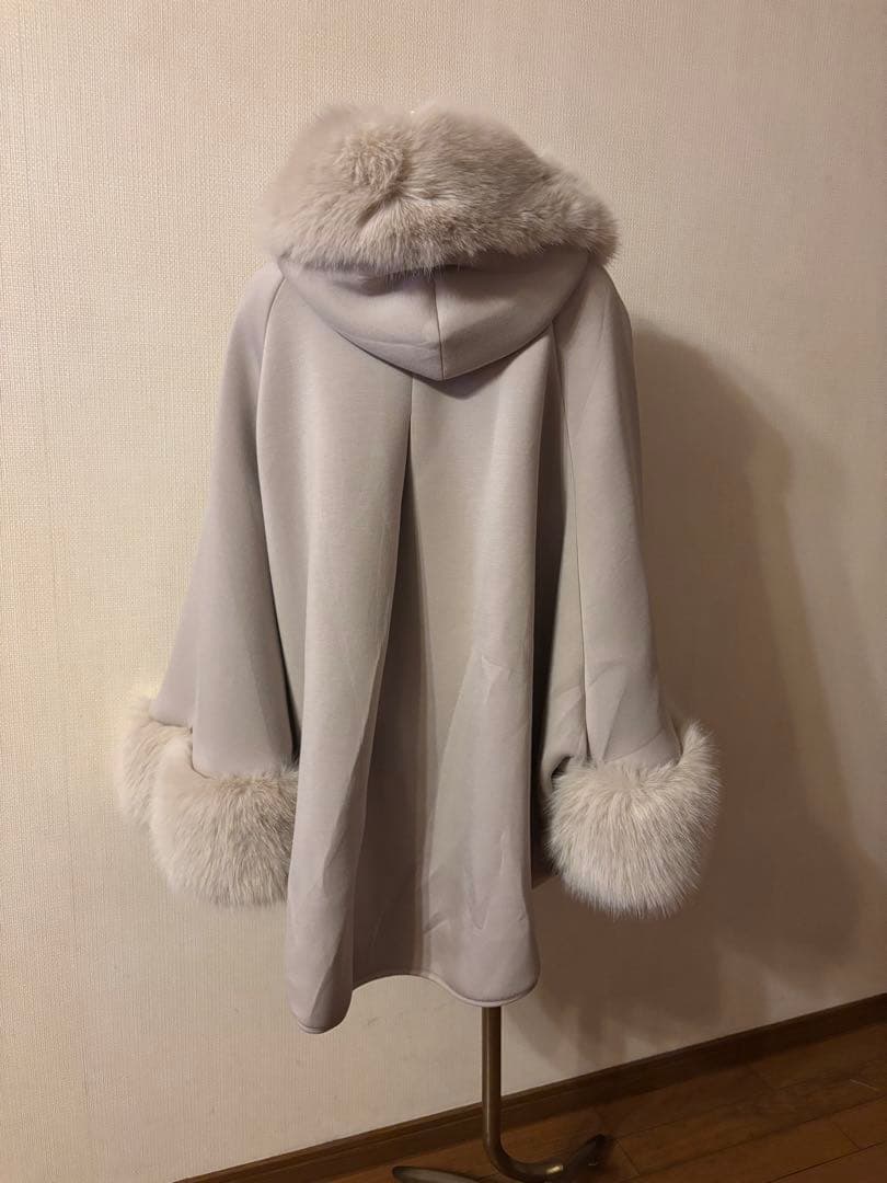 ヤマダヤ系列スコットクラブ、fennelファー付きポンチョ・ケープコート