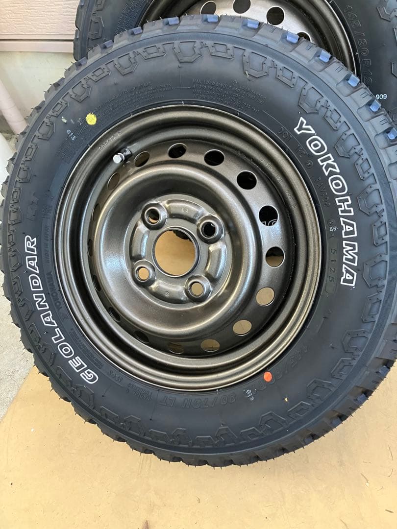 145/80r12 送料込み ゴツゴツタイヤ ホワイトレター