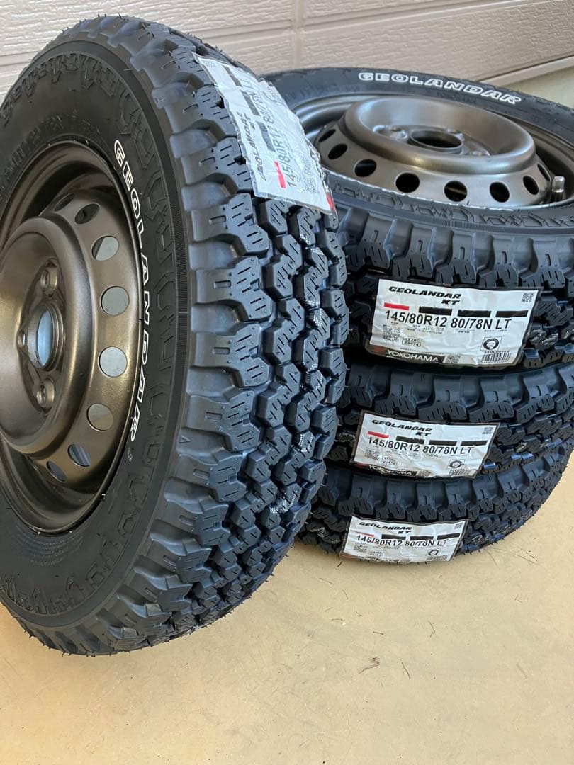 145/80r12 送料込み ゴツゴツタイヤ ホワイトレター